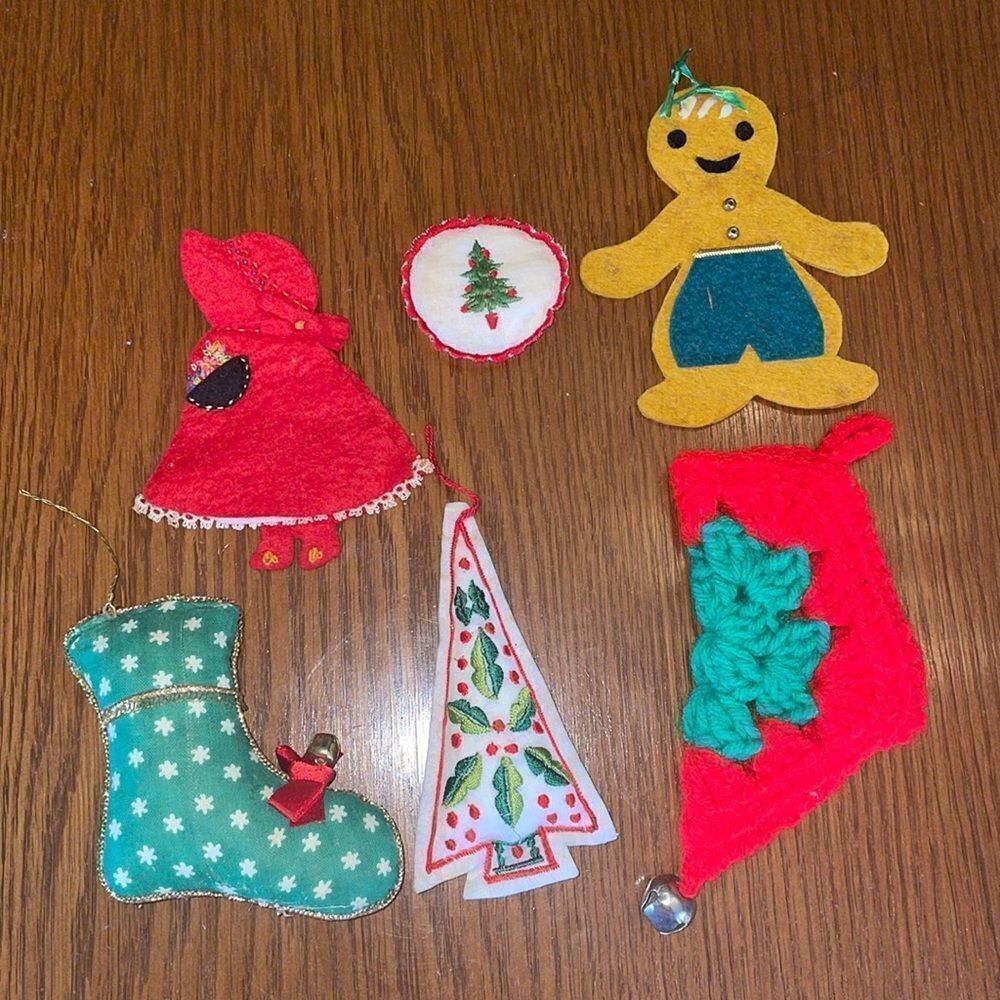 ‎Collection of 6 vintage cloth/yarn/felt Christmas ornaments